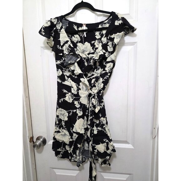 Free People Black & White Floral Wrap Dress With Ruffle Sleeves Size S/P - Picture 2 of 7